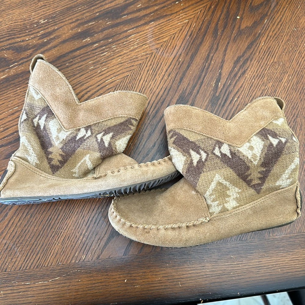 Manitobah Muklus size 8 women/ 6 men